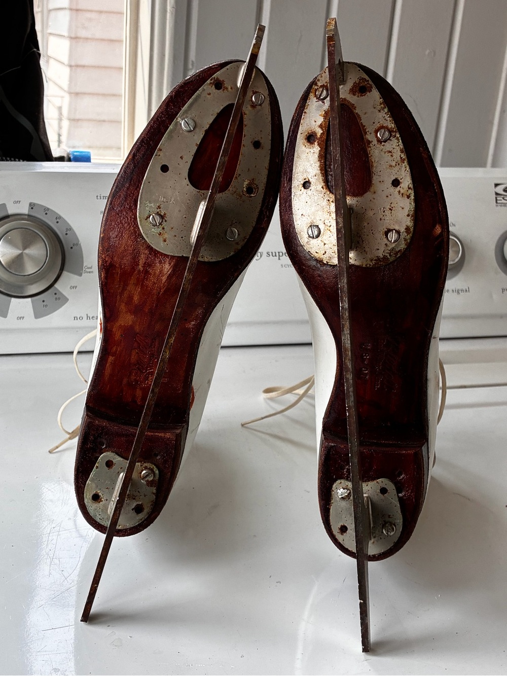 Vintage Riedell 220 White Leather Figure Skates Women's Size 8.5 W - Picture 4 of 8